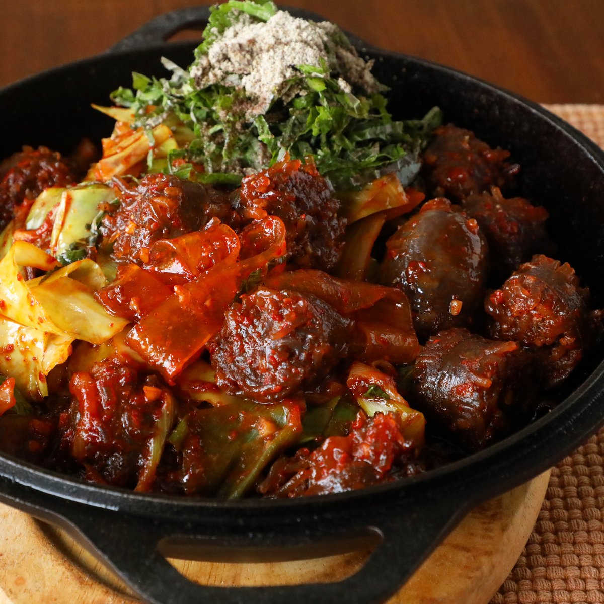 My new recipe is online! Spicy stir-fried sundae bokkeum! maangchi.com/recipe/sundae-… It’s a dish where sliced sundae (Korean style blood sausage) is stir-fried with vegetables and seasonings. Now you can make this with frozen sundae sold at a Korean grocery store! Enjoy!