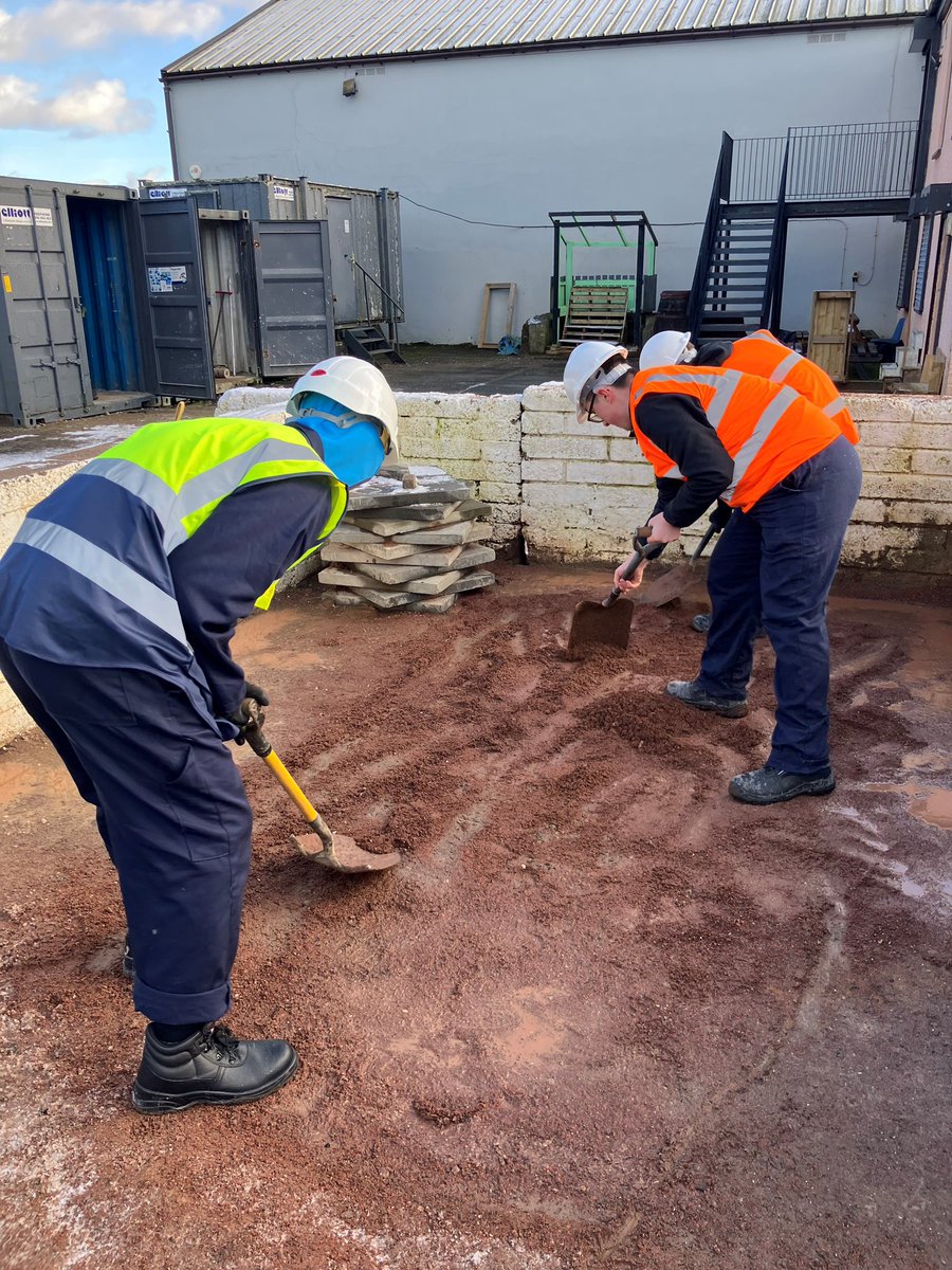 PathwaysNLC's tweet image. This week our youth had great fun preparing the ground and laying some mono-block paving. There was genuine pride in their accomplishment. Amazing work. 🙌🌟🤩@TIGERS_UK @TIGERSConstAcad @NLVirtualSchool #practicallearning #achievinggoals