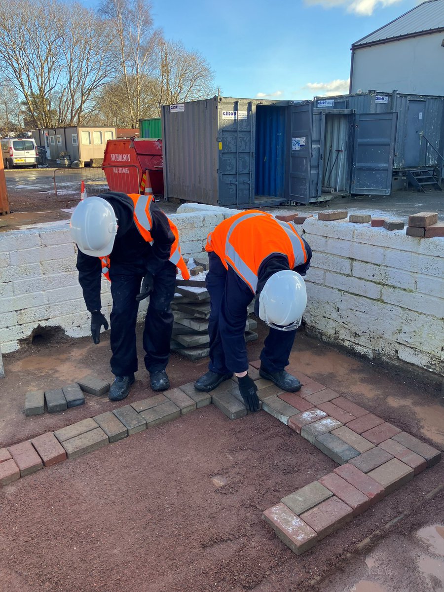 PathwaysNLC's tweet image. This week our youth had great fun preparing the ground and laying some mono-block paving. There was genuine pride in their accomplishment. Amazing work. 🙌🌟🤩@TIGERS_UK @TIGERSConstAcad @NLVirtualSchool #practicallearning #achievinggoals