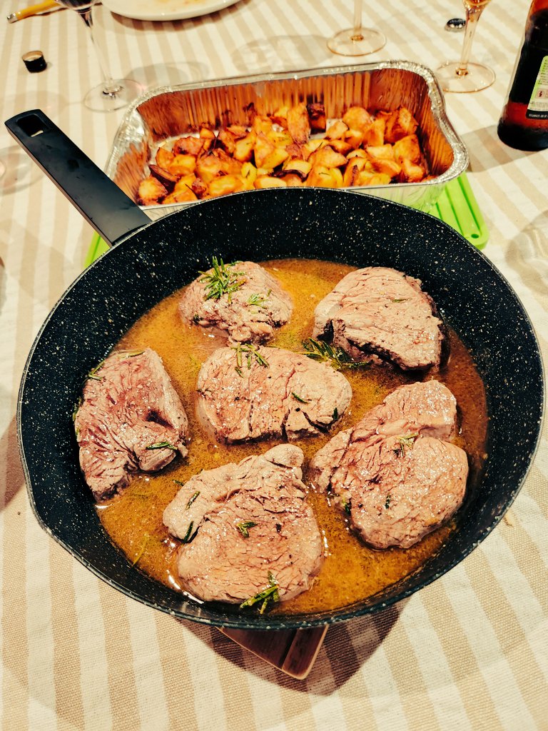 「最後の晩餐(昨夜)トマト&モッツァレラの冷製パスタローズマリーで香り付けしたお肉」|桜⛩歌のイラスト