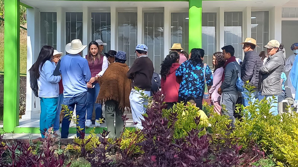 CaroSanchezM28's tweet photo. Creemos en la descentralización de servicios de salud planteada desde @MinSaludCol @Luis_AMartinezS 

El equipo de nuestro Hospital San Vicente de Pául de Paipa llega con sus servicios a la inspección del venado.
Para la Junta y usuarios gracias por la masiva participación. https://t.co/2rgOrcrbPZ