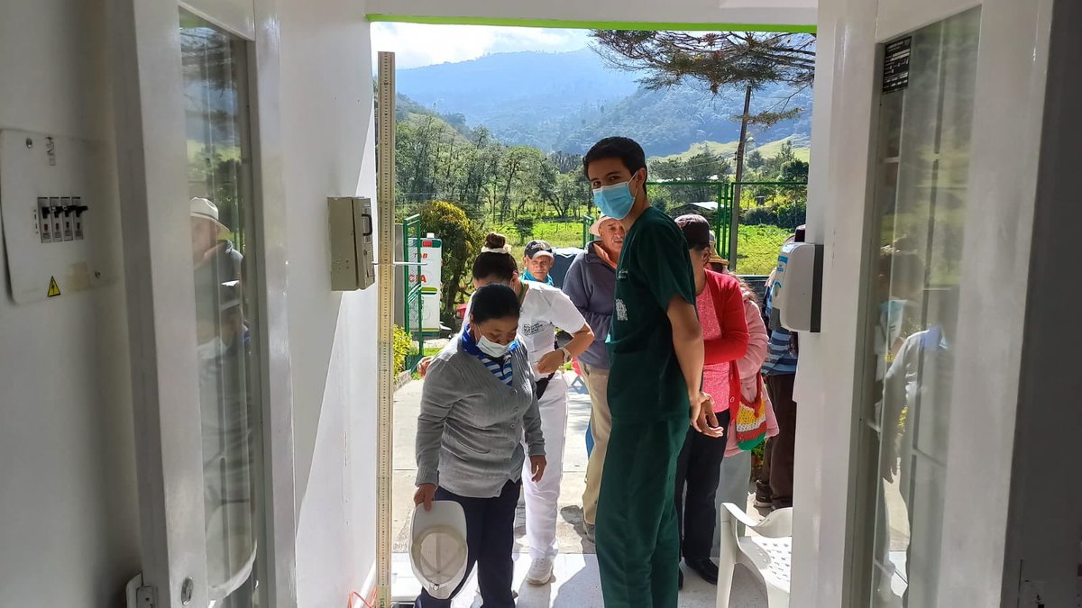 CaroSanchezM28's tweet photo. Creemos en la descentralización de servicios de salud planteada desde @MinSaludCol @Luis_AMartinezS 

El equipo de nuestro Hospital San Vicente de Pául de Paipa llega con sus servicios a la inspección del venado.
Para la Junta y usuarios gracias por la masiva participación. https://t.co/2rgOrcrbPZ