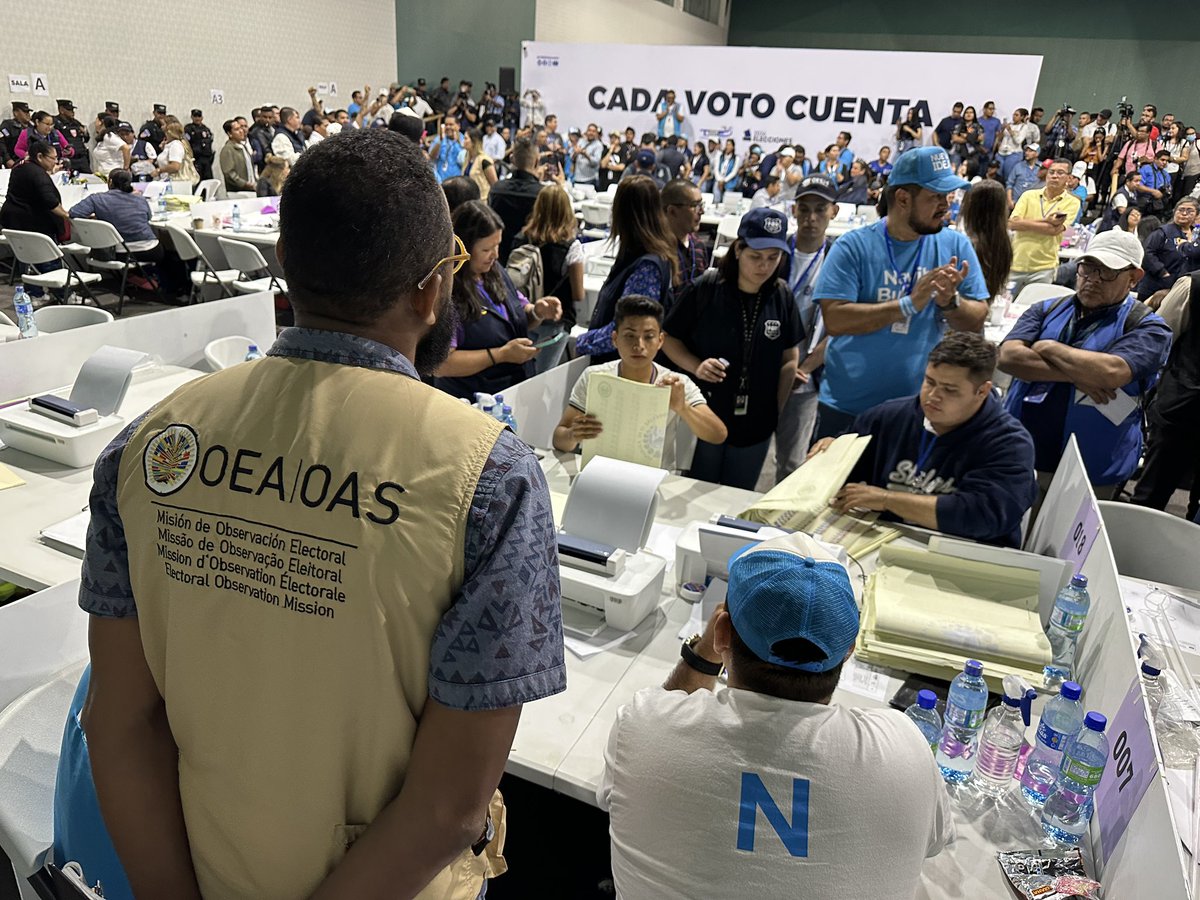 La Organización de los Estados Americanos (OEA), verificando el recuento manual en la mesa 18 que es la última para dar por finalizado este proceso