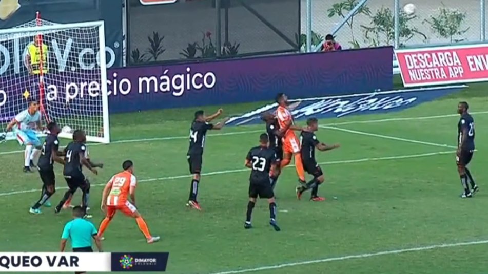 ElVarCentral's tweet photo. 😳 Me parece una BROMA el penal que acaban de sancionar a favor de Envigado. Heider Castro (VAR) llama a Ferney Trujillo y el árbitro sanciona una supuesta sujeción que en verdad no generó ningún impacto en la acción como tal. Yo nunca he visto esto en mi vida #LigaBetPlay https://t.co/vHdmFxfLIE