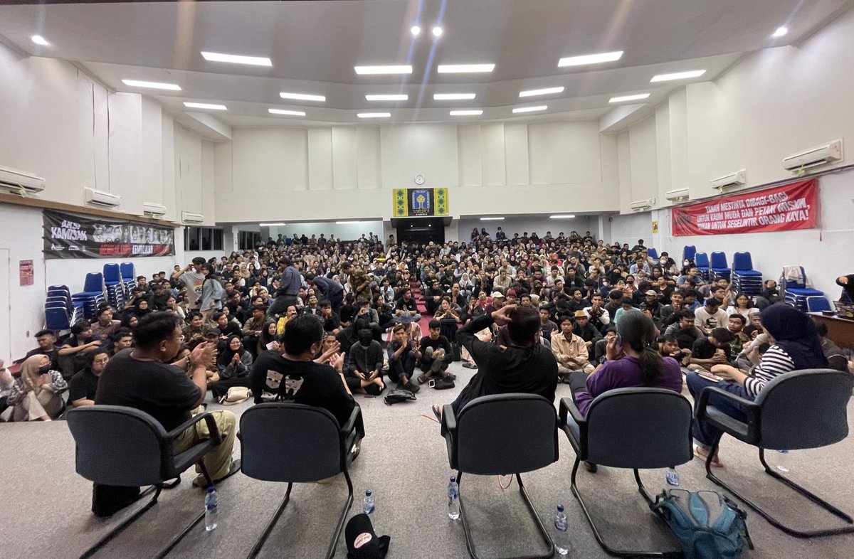 Dandhy_Laksono's tweet photo. "Dirty Vote" di UII Yogya.
Thanks panitia dan semua yang hadir.

Malam ini di UMY. https://t.co/K9ViMDMYTu