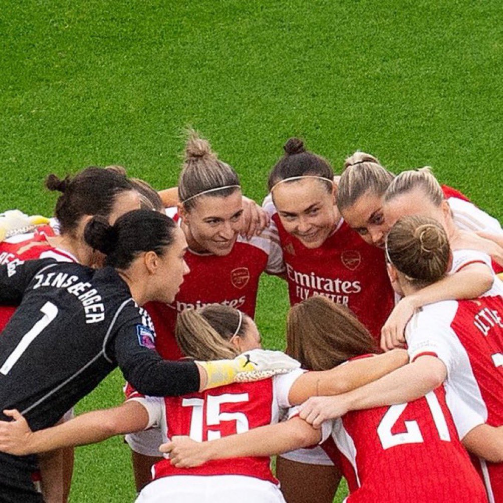 how are people getting our captain wrong when THIS is how the girls look at kimmy like…