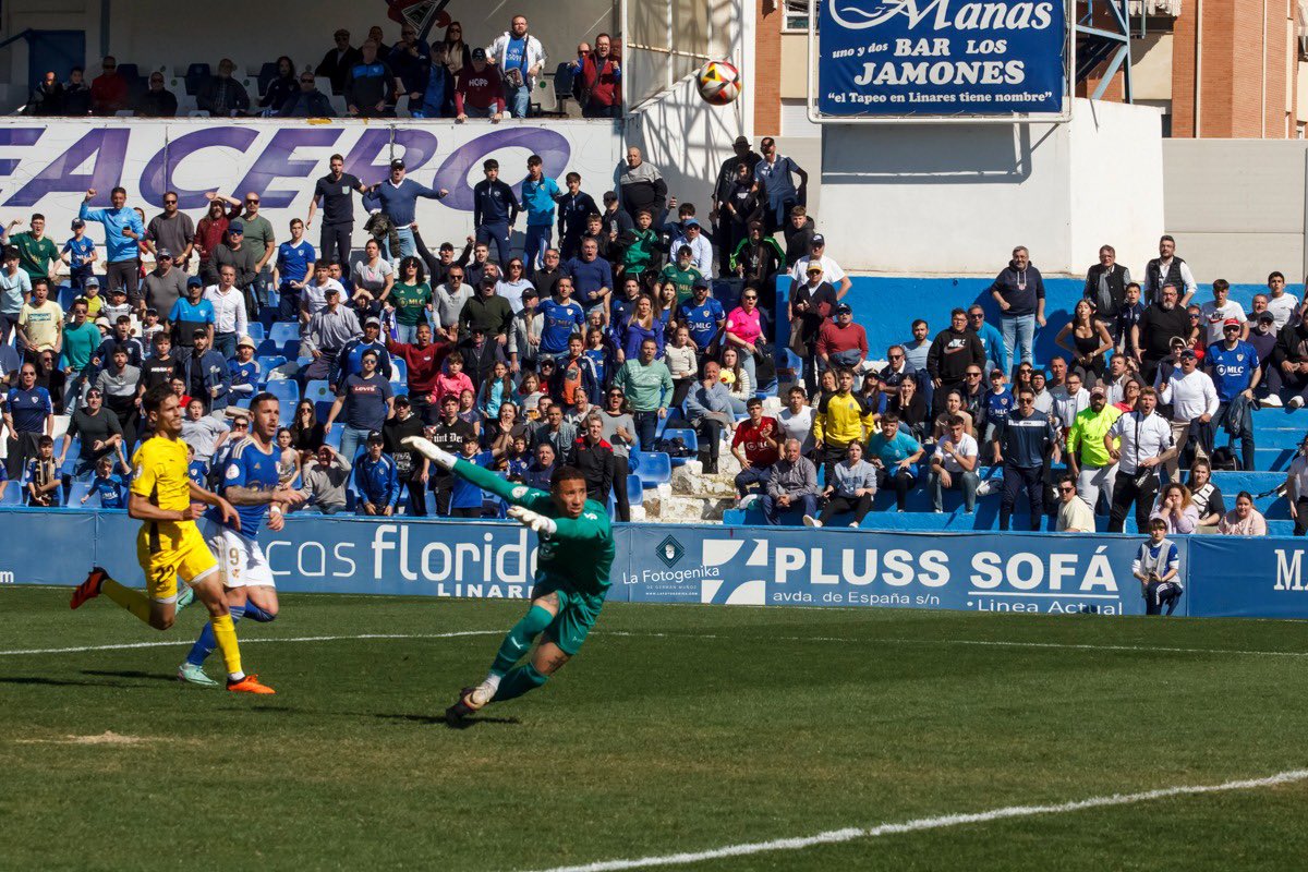 Y el lobo devoró a la ovejita...
<a href="/AlvaroVazquez91/">Álvaro Vázquez 🐺</a>  Menuda vaselina le hizo al portero, la cara lo dice todo... y la afición tambien...
<a href="/El_Fotogeniko/">Germán (el fotogéniko)</a>