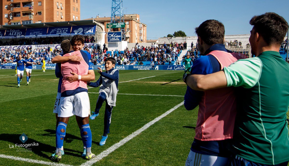 Linarejos volvió a rugir...
mientras <a href="/hugodiaz22/">Hugo Diaz</a> calentaba y <a href="/rafallorente10/">Rafa Llorente</a> celebraba con <a href="/AlvaroVazquez91/">Álvaro Vázquez 🐺</a> ... pero lo mejor estaba por llegar... <a href="/El_Fotogeniko/">Germán (el fotogéniko)</a>
