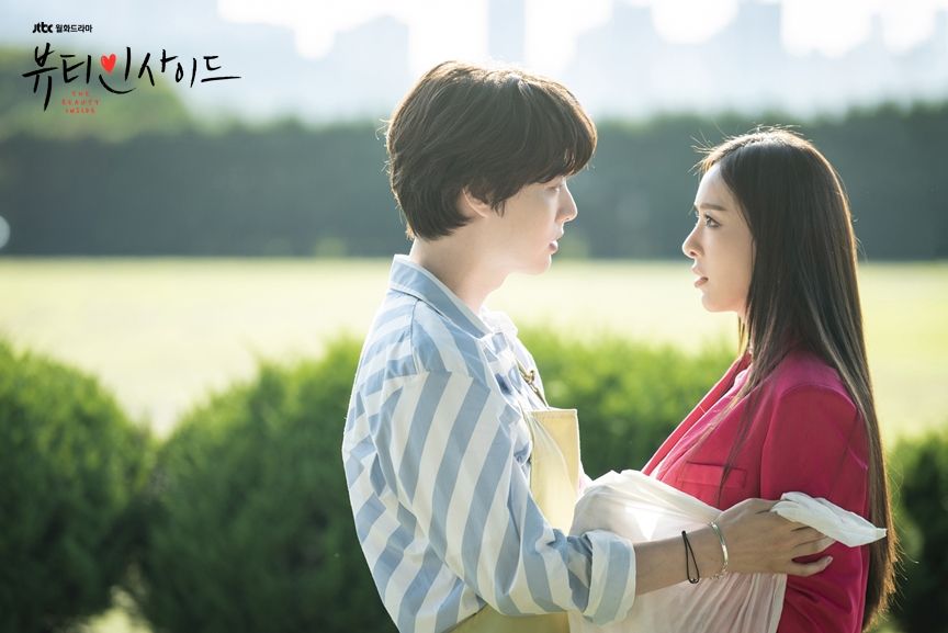 griemoire's tweet image. ㅤ️️
ㅤ️️
Cinta berhamburan layaknya kibasan kain yang masih basah. Semerbak harum manis perasaan kasih berhamburan tak tentu arah. Hanya diriku yang tahu arahnya yaitu kamu. 🌿
ㅤ️️
ㅤ️️