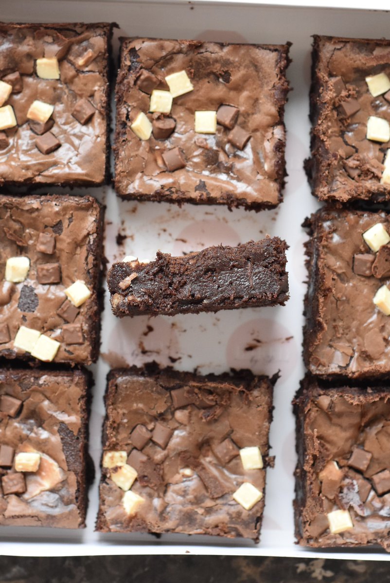 Bakedbysk's tweet photo. Fudgy brownies w/ the flavours swirled into the brownie ✨🫶🏻
. #HowILikeMine https://t.co/LnmtQjo025