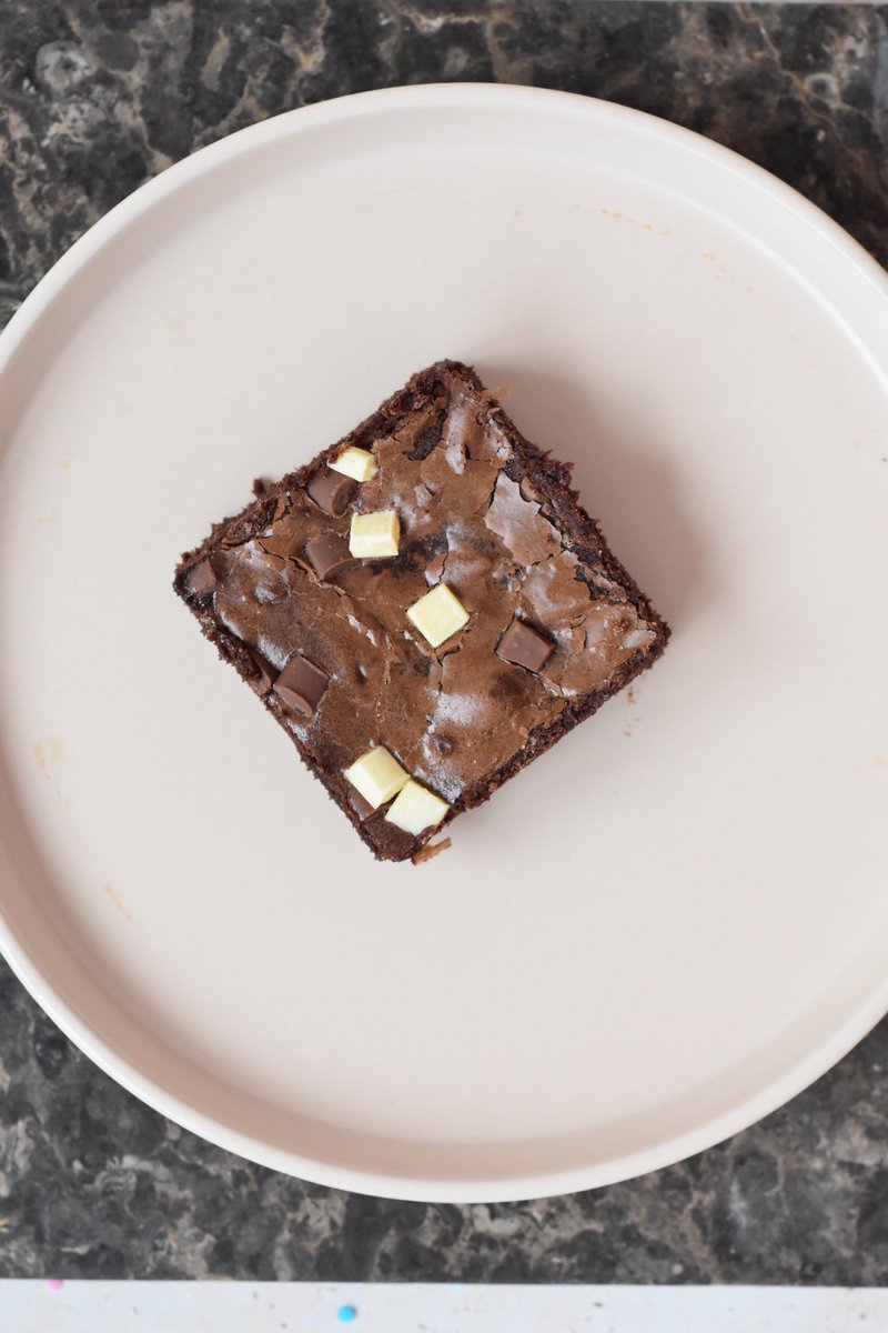 Bakedbysk's tweet photo. Fudgy brownies w/ the flavours swirled into the brownie ✨🫶🏻
. #HowILikeMine https://t.co/LnmtQjo025