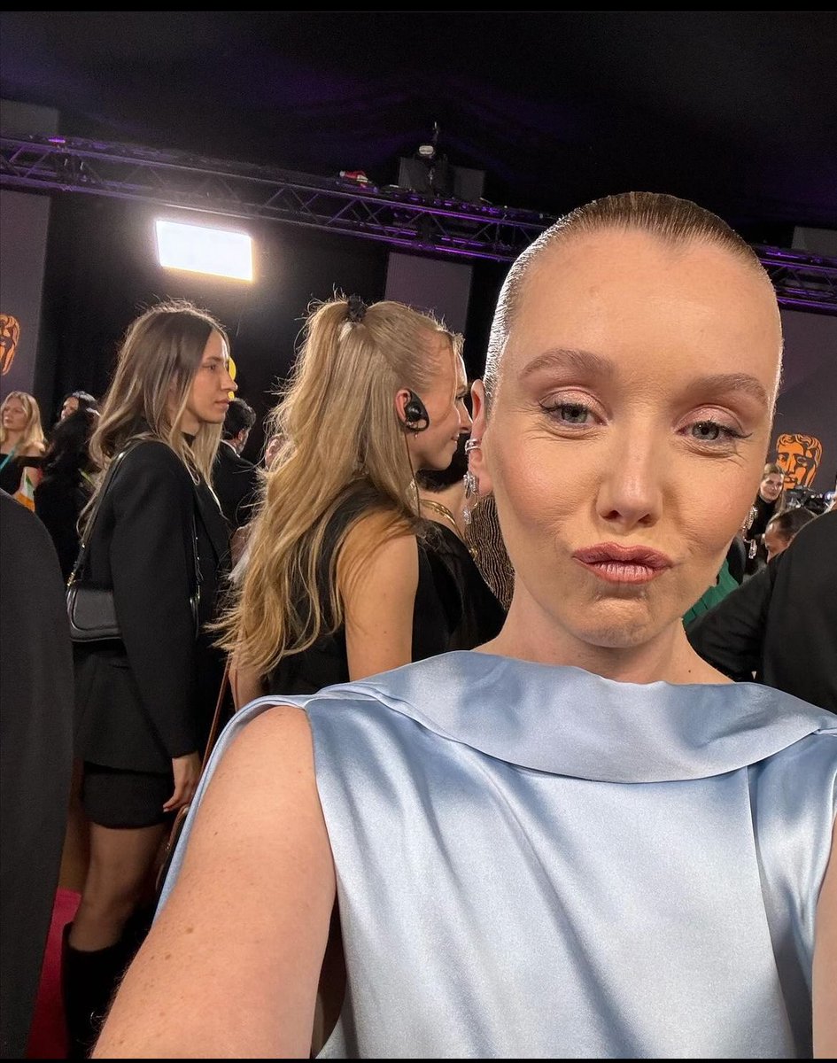 #LaurenLyle on the EE #BAFTA selfie cam. 📸 britboxtv