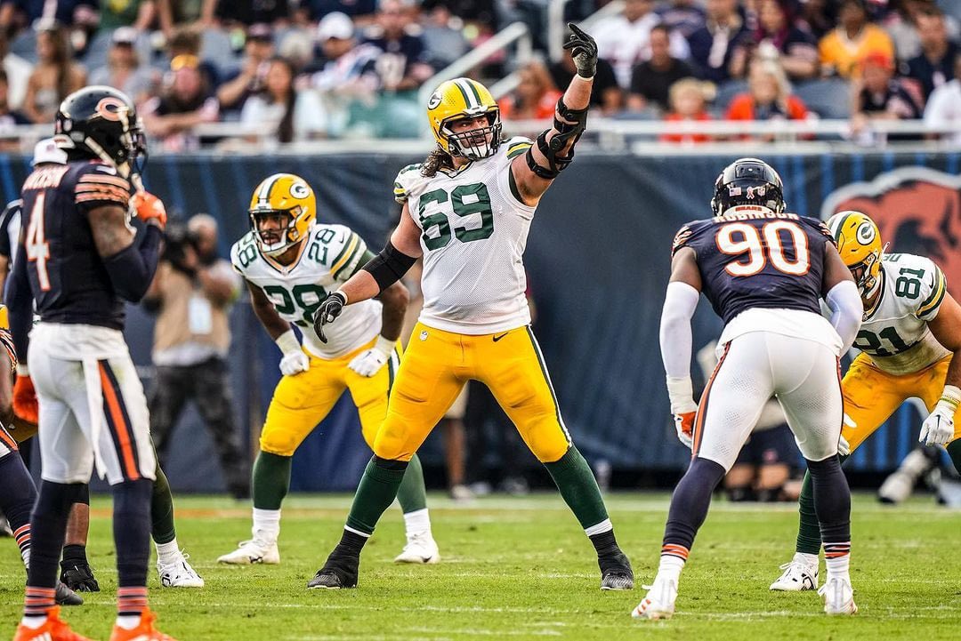 AaronNagler's tweet photo. Long way to go, no one knows anything yet, etc. But if Green Bay does indeed move on, I’ll take a very small measure of solace in the fact Bakhtiari’s last game as a member of the Green and Gold featured him saluting Bears fans as the Packers pummeled their favorite team. https://t.co/LIQYnyGw5i