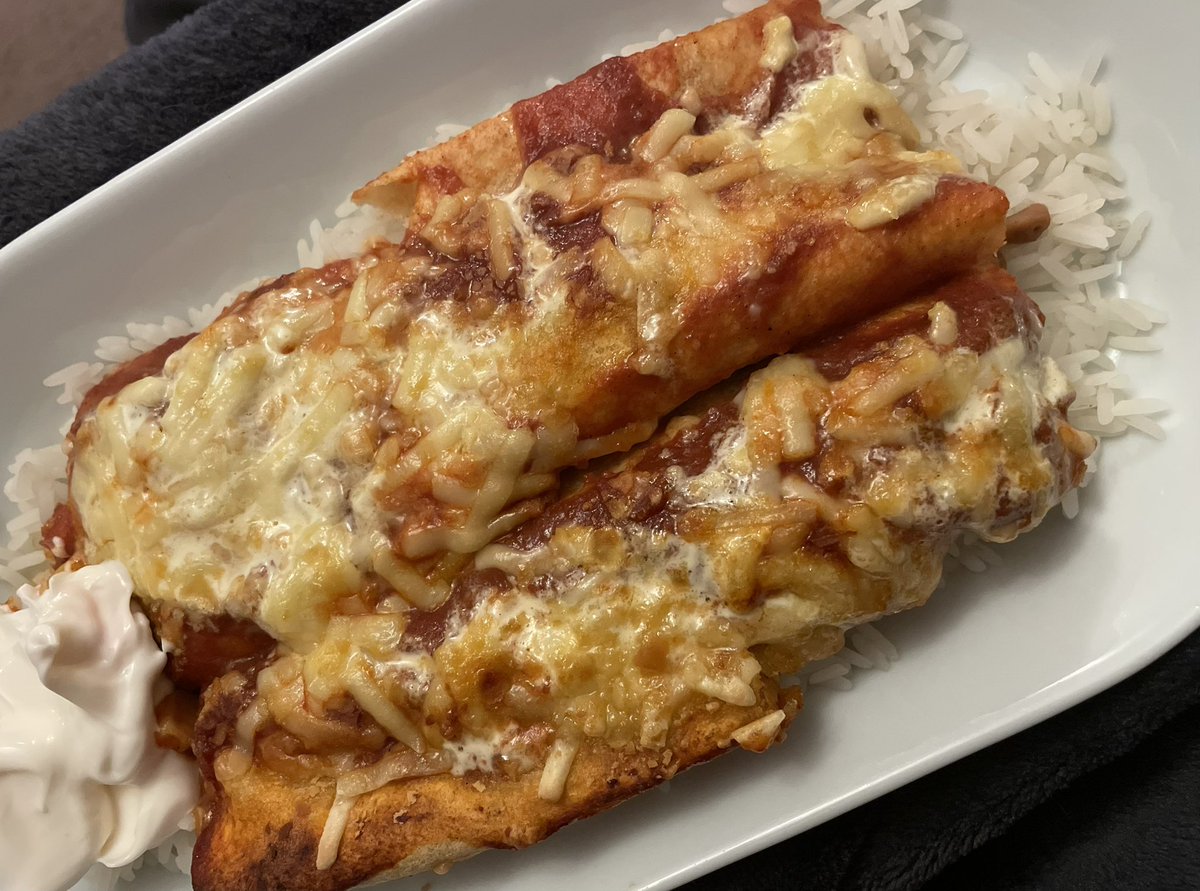 Baked enchiladas for dinner, I used the Old El Paso kit and added a bag of frozen Mediterranean veg and this isn’t chicken which was on the yellow sticker shelf for £1 the topping is Cathedral city plant cheddar, nooch and a drizzle emlea plant cream #vegan