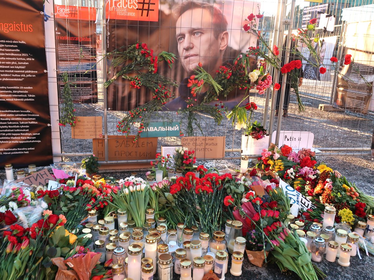 In Moscow it is forbidden to bring flowers to a public place in order to honor Alexey Navalny´s work and fight for democracy in Russia. You can do it at Helsinki´s Kansalaistori, if you wish. Many Finns have done it already.