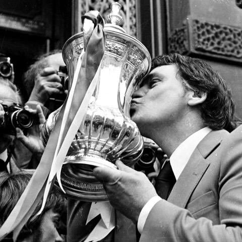 IpswichTown's tweet photo. The great Sir Bobby Robson would have been 91 today. 💙 https://t.co/QI3NUdQGNW