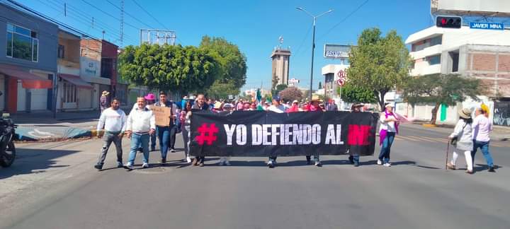 Iliana3Laura's tweet photo. #MarcharPorLaDemocracia
#marearosa Desde Celaya Guanajuato, aquí gritamos #vivamex , viva el INE, viva el voto libre https://t.co/anQUxKo0Lk