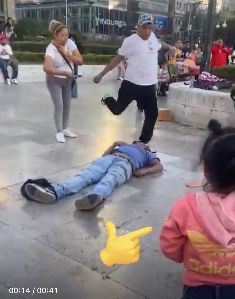 javiermalagon's tweet photo. @alikael18 Qué tristeza de imagen.
Una niña presenciando cómo matan a una persona en la ciudad “Más segura que Nueva York” https://t.co/UY4DHMdbrf