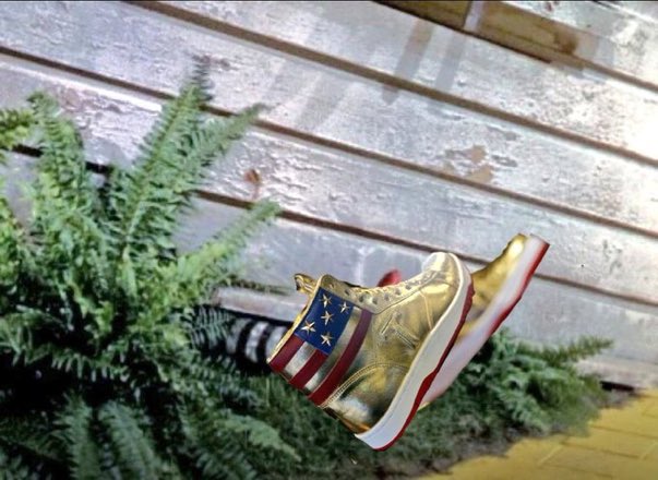 AuthorMinsos's tweet photo. Hopefully the house fell on all the flying monkeys too. #USACowards https://t.co/HY1q8729D5