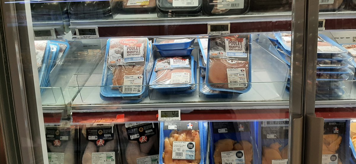 C'est l'horreur pour les #poulets chez #LeGaulois ! 
#Stickage par @L214 chez @franprix et @Monoprix à #Villejuif. 
@LeGauloisTDF doit s'engager à bannir les pires pratiques d'#élevage !
#Stickers gratuits sur L214.com/stickers #L214
l214.com/communications…
#StopCruauté