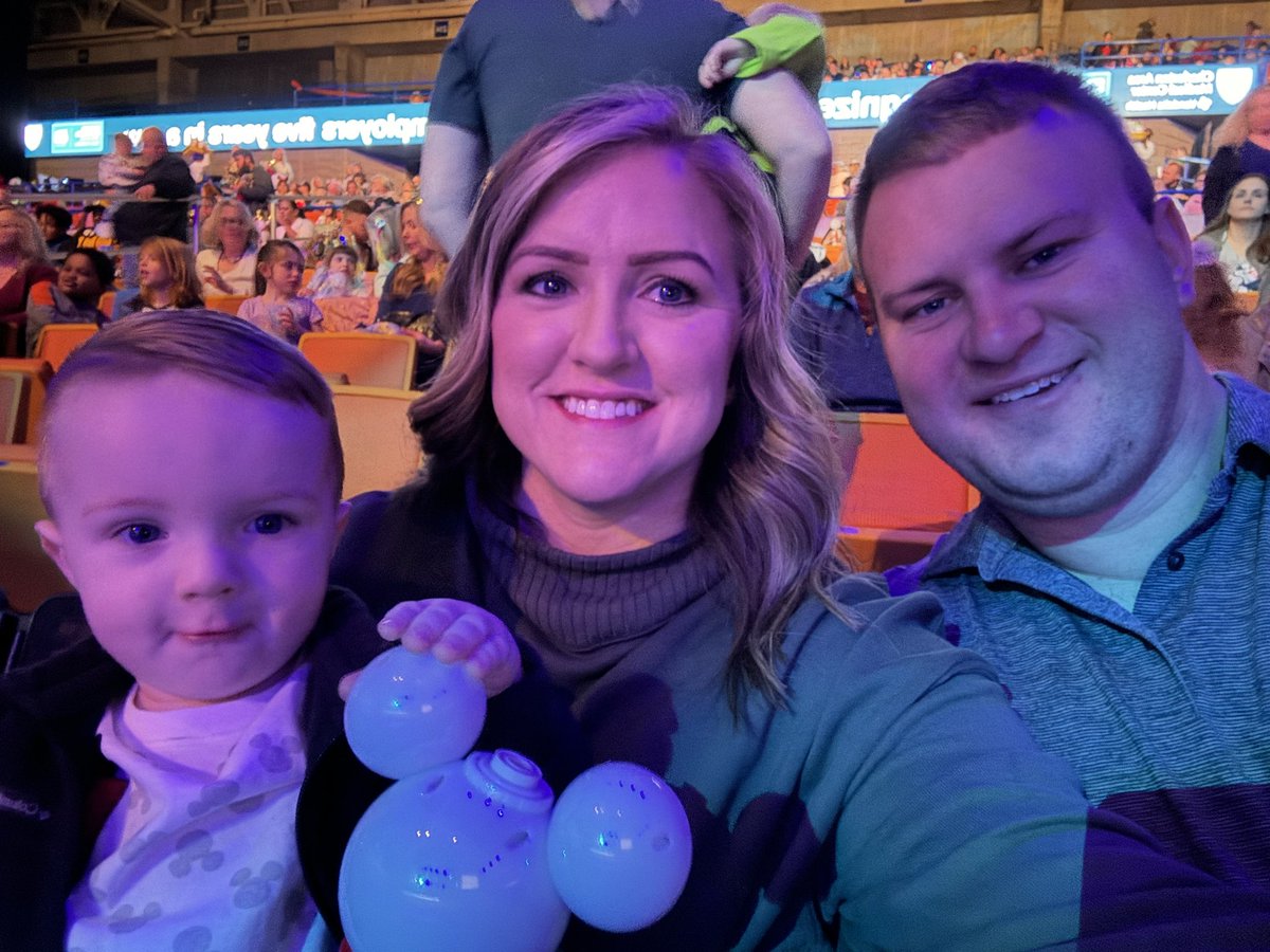 kalawithrow's tweet photo. #disneyonice https://t.co/daa3WoyVbF