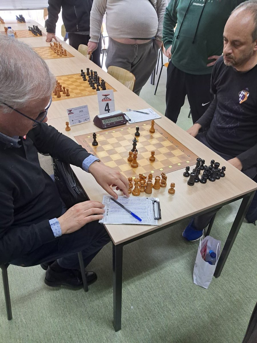 Matx emocionant i molt igualat, com es podia esperar, dels dos co-líders del grup. Un 4-4 molt lluitat, remontant un 4-1.
L'equip B continua aprenent en una categoria forta i encara manté totes les possibilitats de mantenir la categoria!