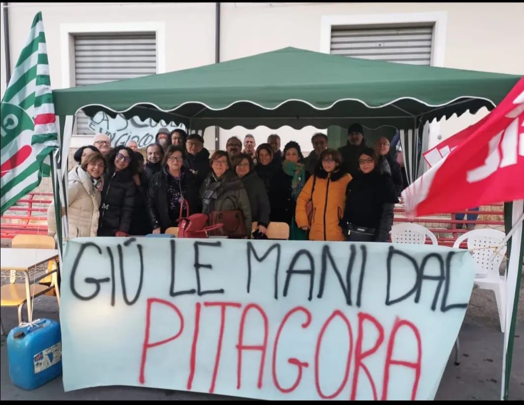 Emmenews -  Flash mob del Pitagora di Montalbano per dire no al Dimensionamento scolastico dlvr.it/T2wPKJ