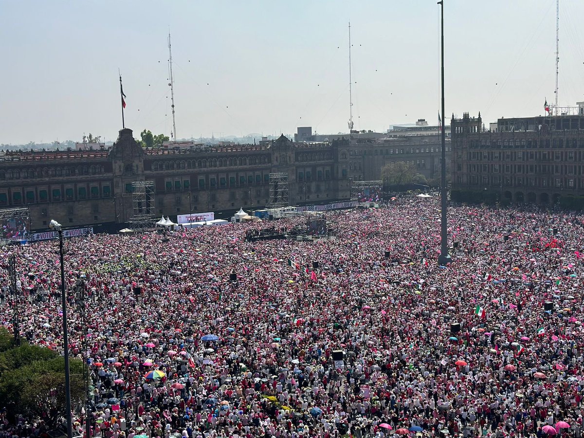 Lo logramos. El Zócalo rebosante de ciudadanía y energía positiva. Con la democracia no se juega. Nada ni nadie nos van a quitar nuestro #VotoLibre #SeguimosEnMarcha #MareaRosa @unemexico_ @redesunidosmx @FCN_mx @SocCivilMx