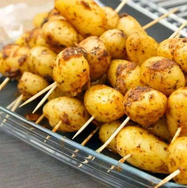 GrillersGold's tweet image. Cowboy Potato Skewers: Yeehaw! 🤠🥔 A tasty side for grilled or smoked proteins. These perfectly cooked potatoes are expertly seasoned and loved by kids and adults alike! 😋🔥 #GrillingGoodness #PotatoPerfection
l8r.it/YIPt