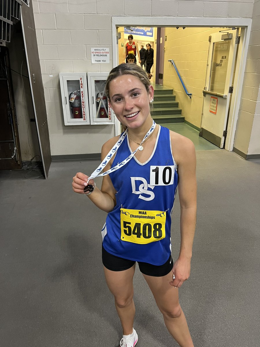 CoachRobMosher's tweet photo. Molly Malloy sets a new indoor school record and gets 6th in the D4 Mile with a time of 5:25.39! A 10 second personal best! https://t.co/zRBrjLDZXW