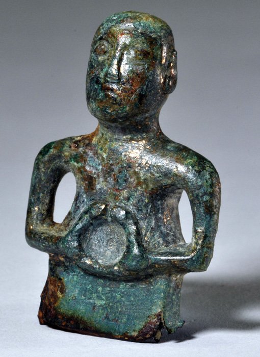 Tess_Machling's tweet image. Ok folks, a challenge for you!

I need examples of torcs represented  in Iron Age &amp;amp; Roman iconography - so like the Gundestrup Cauldron or the little Wimpole chappy. 

So... IA &amp;amp; Roman sculptures, coins, pictures, things....

Thank you!! 😊

#Archaeology #Torcs #Iconography