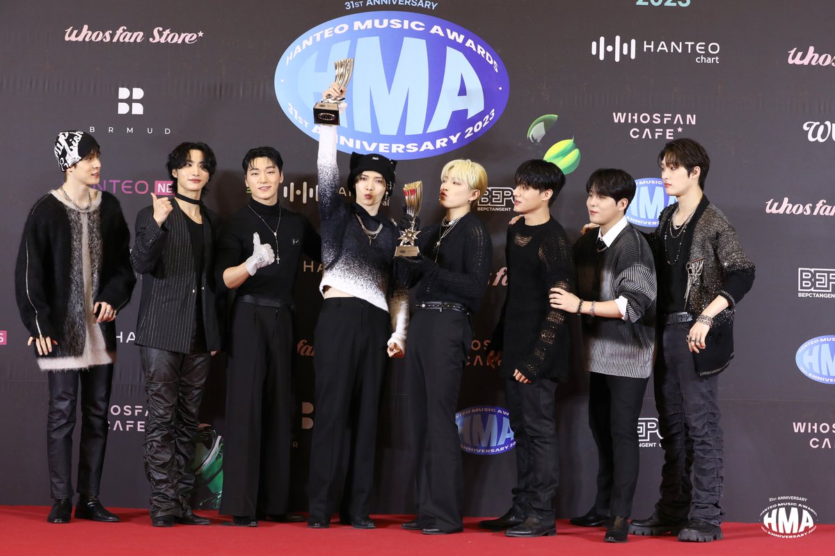 WORLDMUSICAWARD's tweet photo. #ATEEZ wins the Bonsang for 'Artist of the Year' and the 'Top Global Performer of the Year' Award!
💪🏆🏆👨‍🎤2⃣0⃣2⃣4⃣➕🌎👨‍🎤🔥👑👑👑👑👑👑👑👑💚💜🫶

ATEEZ ARTIST OF THE YEAR
ATEEZ TOP GLOBAL PERFORMER OF THE YEAR
#ATEEZBonsang_HMA2023 
#HanteoMusicAwardsWinnerAteez
#HanteoMusicAwardsAteez