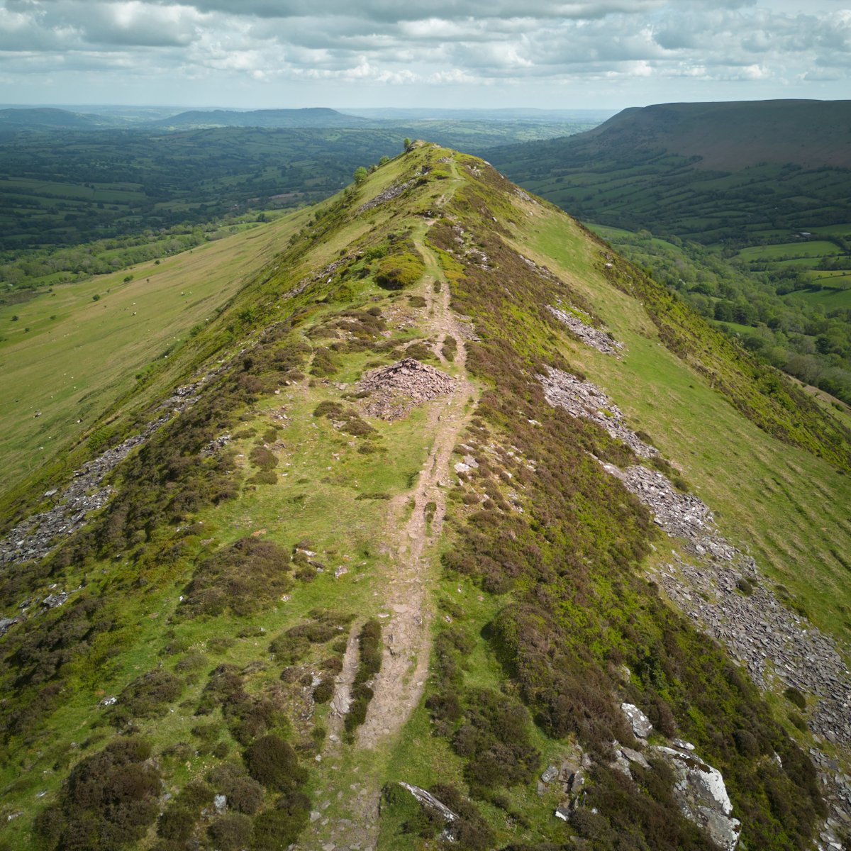 The Cat’s Back Challenge: Iconic Views & Cabin Sleepover - Plan Your Trip visitherefordshire.co.uk/inspiration/ch… 📷Ed Jeavons #visitherefordshire #herefordshirecountybid #loveherefordshire #challenge2024 #hike #run #exploreherefordshire