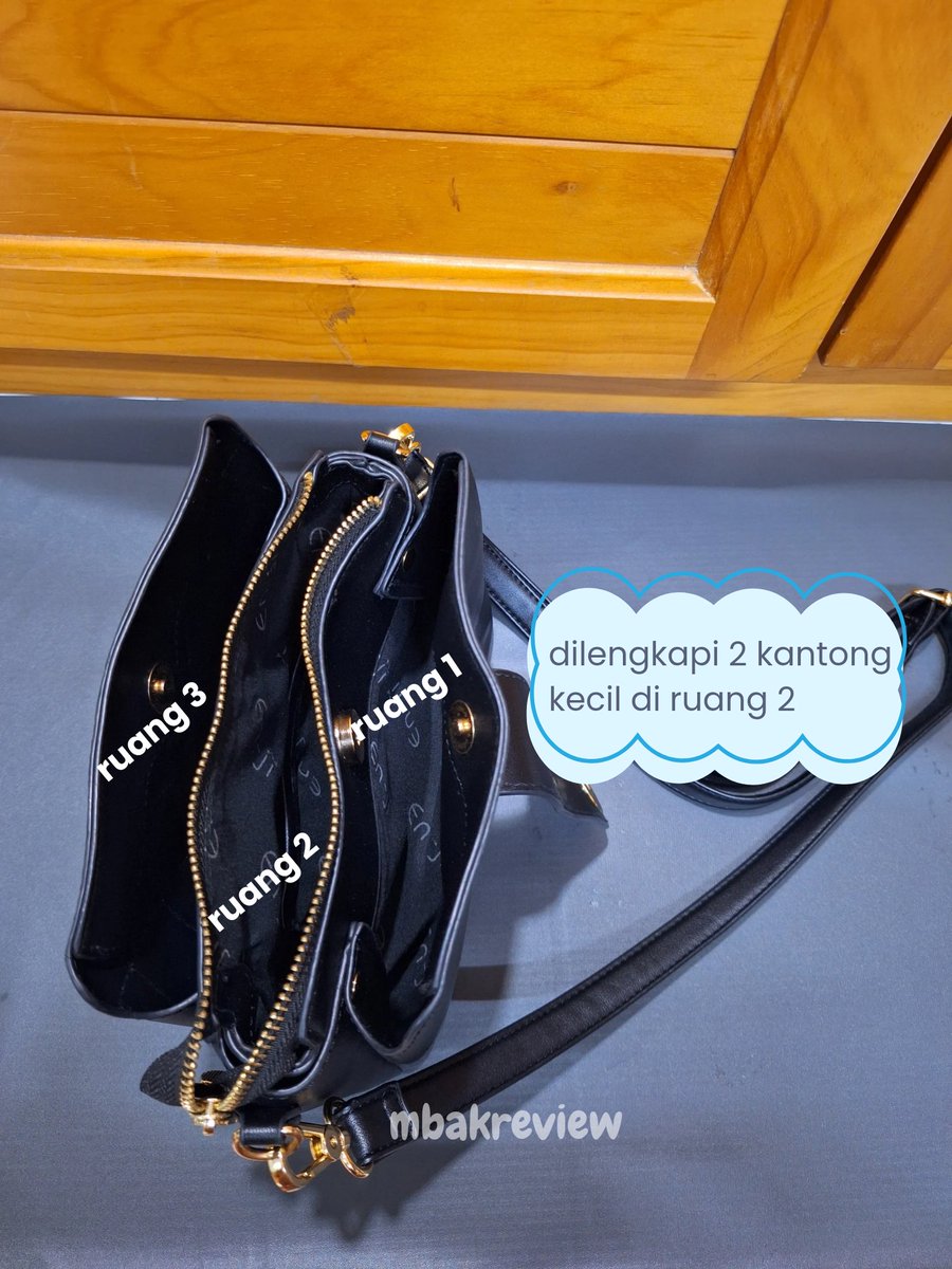 reviewjualan's tweet photo. ✨️ Sling bag / Shoulder bag
jujurly ini tas bagus banget. so luxury karna bahan yg super lembut dan empuk, ditambah dengan ornamen2nya &amp; pengait kunci yg gak biasa bentuknya.

tas ini juga bisa jd 2 tipe sesuai mood kamu, shoulder/sling

✅️https://t.co/clApLq20dk https://t.co/cSYfYIKfCJ