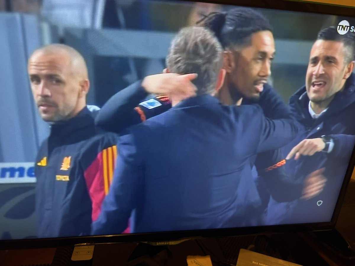 Things you like to see, an embrace from De Rossi and Smalling #FrosinoneRoma #AsRoma