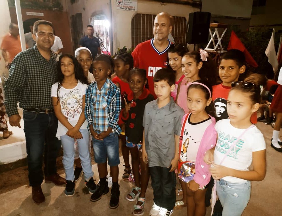 En un #CDRCuba que lleva su nombre, en Punta Brava, La Lisa, rendimos homenaje al Comandante Juan Almeida, en el aniversario de su natalicio. #Cuba #AlmeidaVive #GenteQueSuma