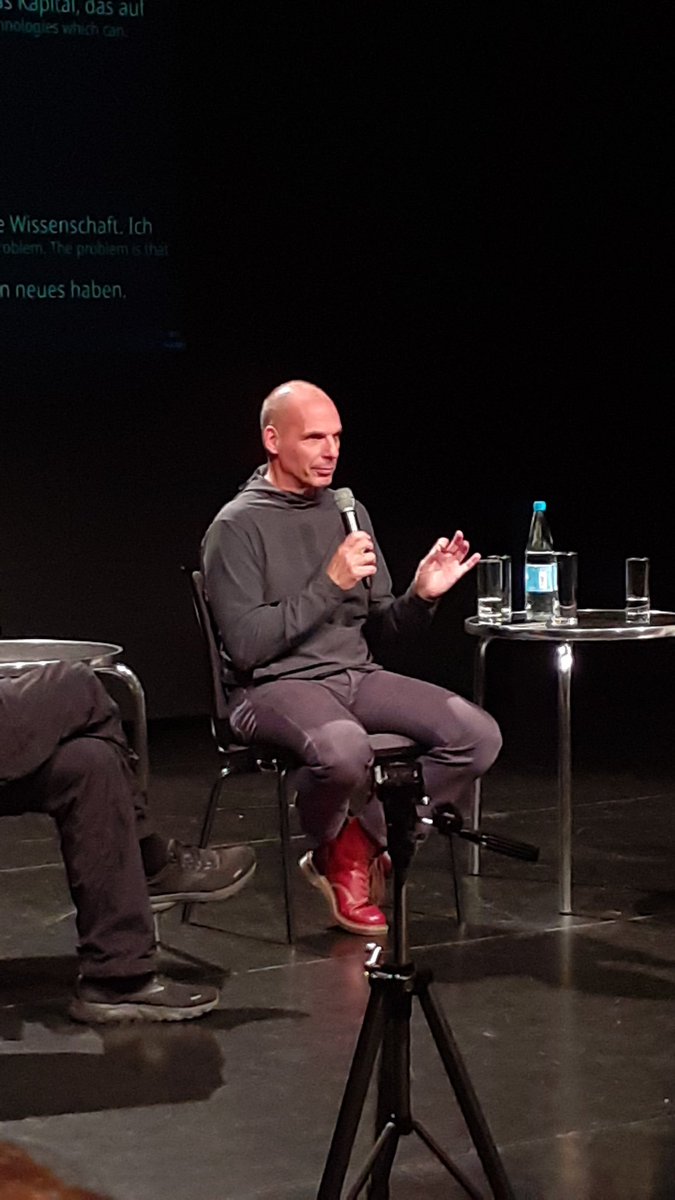PassadakisAJ's tweet photo. Heute: Varoufakis in #Frankfurt - dem dunklen Banken-Herz Europas.
Natürlich ist es noch immer schmerzhaft daran zu denken, was 2015 wahrscheinlich niemals möglich war, aber möglich schien.
#BewegungDerPlätze #TakeTheSquare
Neu: https://t.co/nXQ4RFbF4R https://t.co/VwAll3OII3