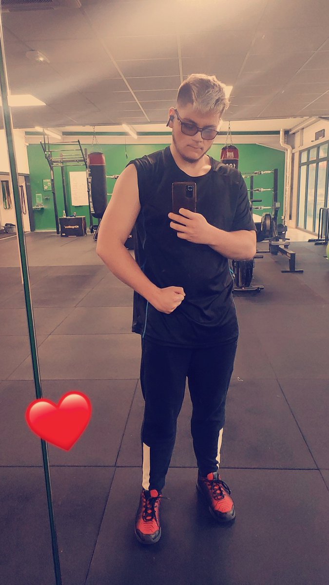 FS_frack's tweet image. Changement de programme ! 

Pas de course a pied finalement aujourd'hui mais une bonne séance dos/biceps/abdos 💪

Demain on fait la séance jambe on lâche pas 💪