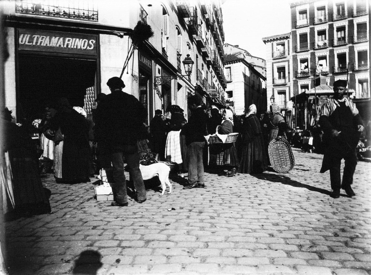 Unsereno's tweet image. En la esquina de la Plaza de Cascorro con la calle de la Ruda había un ultramarinos como puede verse en esta fotografía de Andrés Ripollés y Baranda de 1901. 

(Hoy en día en esta ubicación hay un restaurante)