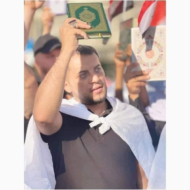 ايسر نصير الخفاجي الناشط والمدون الصدري البطل نسأل الله ان يفرج عنك ، واعلم انك تدفع ثمن دفاعك عن الحق قلوبنا معك وستعود الى اهلك وناسك سالم غانم ، كم انت كبير عندما تهز عروشهم بقلمك وورقتك .