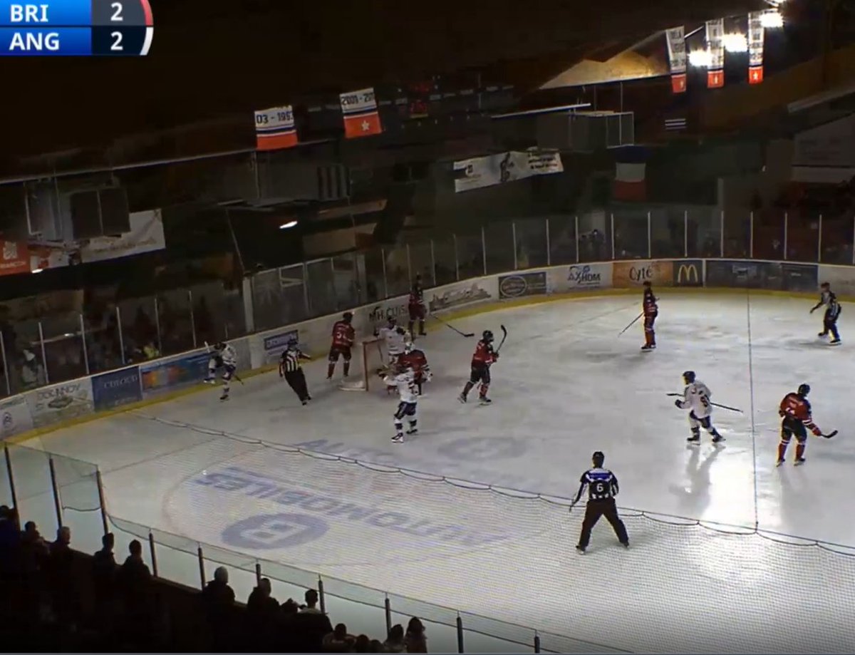 LigueMagnus's tweet photo. Maxime Orlov est à l'affût d'un palet relâché ! 2-2 entre @DiablesRouges05 et @DucsdAngers à 10 minutes du terme
#SLMHockey #BRIANG https://t.co/6z4wZsWDkZ