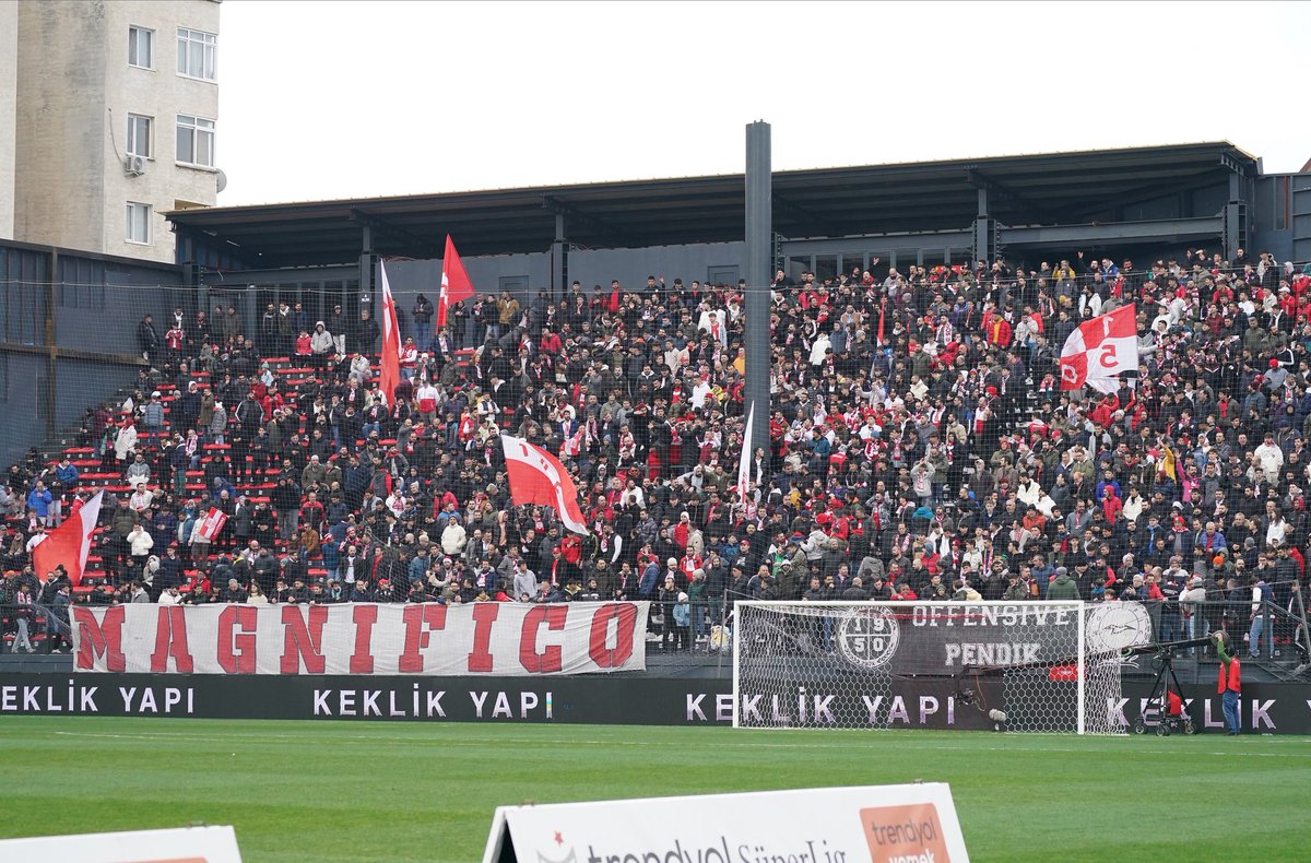 Bugünün güzel görüntülerinden biri: 

▪️ Magnifico pankartı asılı Pendikspor kale arkası.