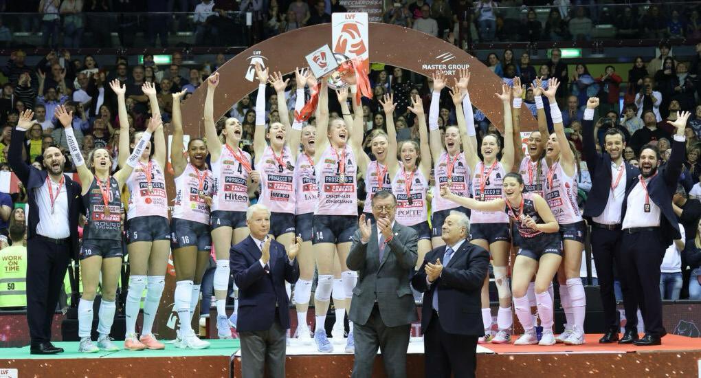 Federvolley's tweet photo. 🇮🇹 🏆  @ImocoVolley  👏🏻

#iLoveVolley | #FinaliCoppaItaliaFrecciarossa | #CoppaItalia | @LegaVolleyF https://t.co/1uo1jtwqRi