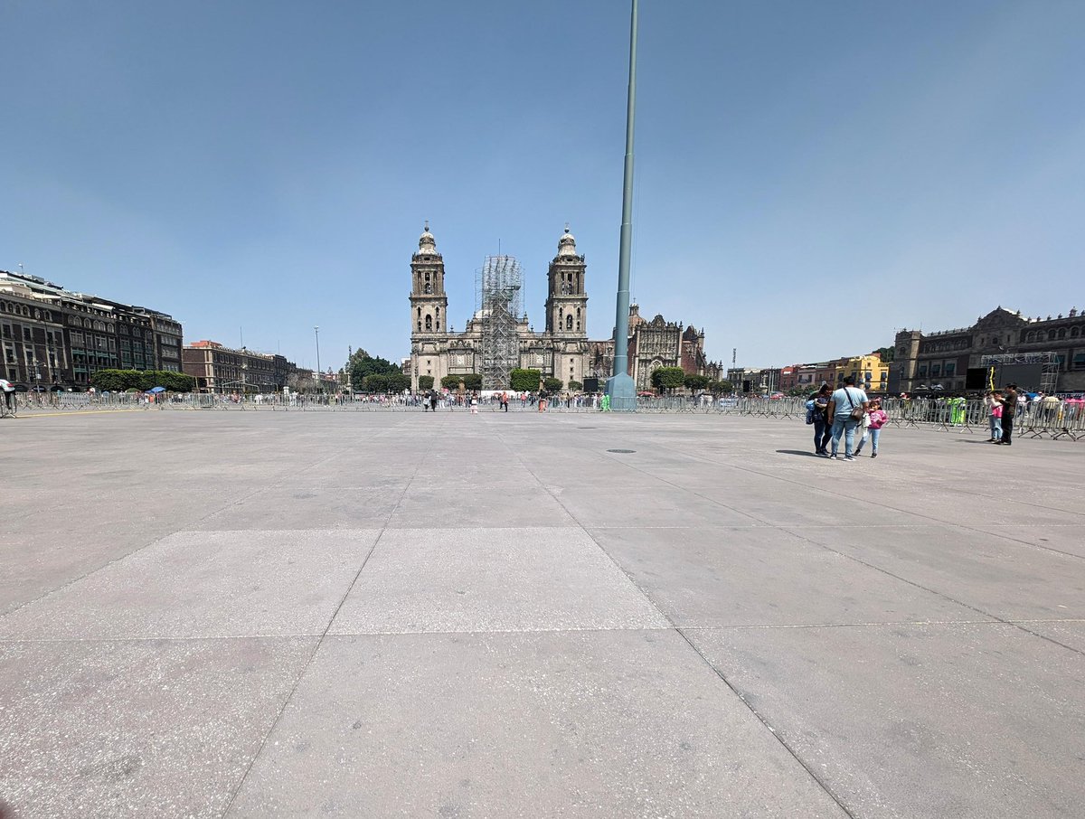 AmerangelLorenz's tweet photo. Así quedó el zócalo después de la #MarchaPorLaDemocracia.
En orden, sin basura, sin vidrios rotos y sin pintas.
Aquí pura gente que quiere lo mejor para México.
Foto de @letroblesrosa https://t.co/0YLKFskL9X