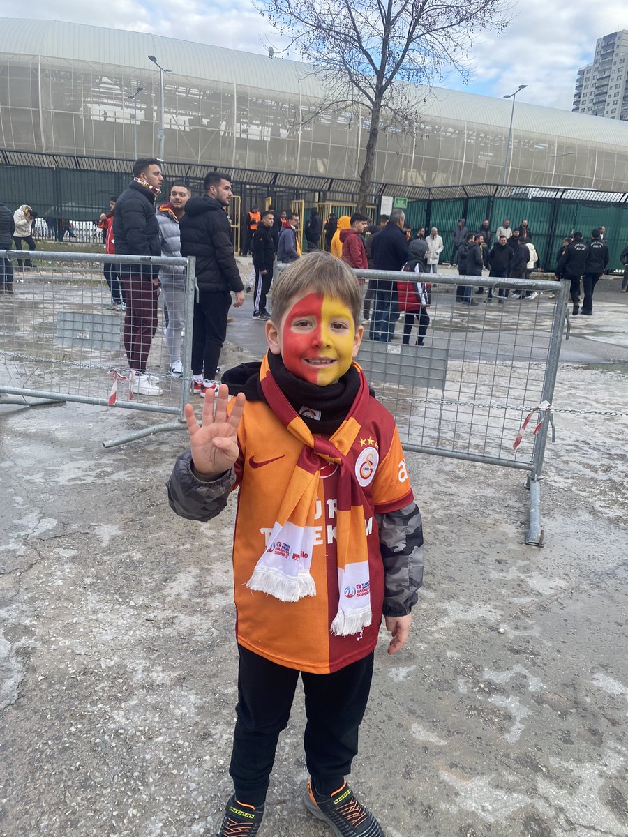cankobal53's tweet photo. Deplasman💛❤️ #Galatasaray #galatasaraynef #ultrAslan #CIMBOMBOM https://t.co/FrlcRbgmUy