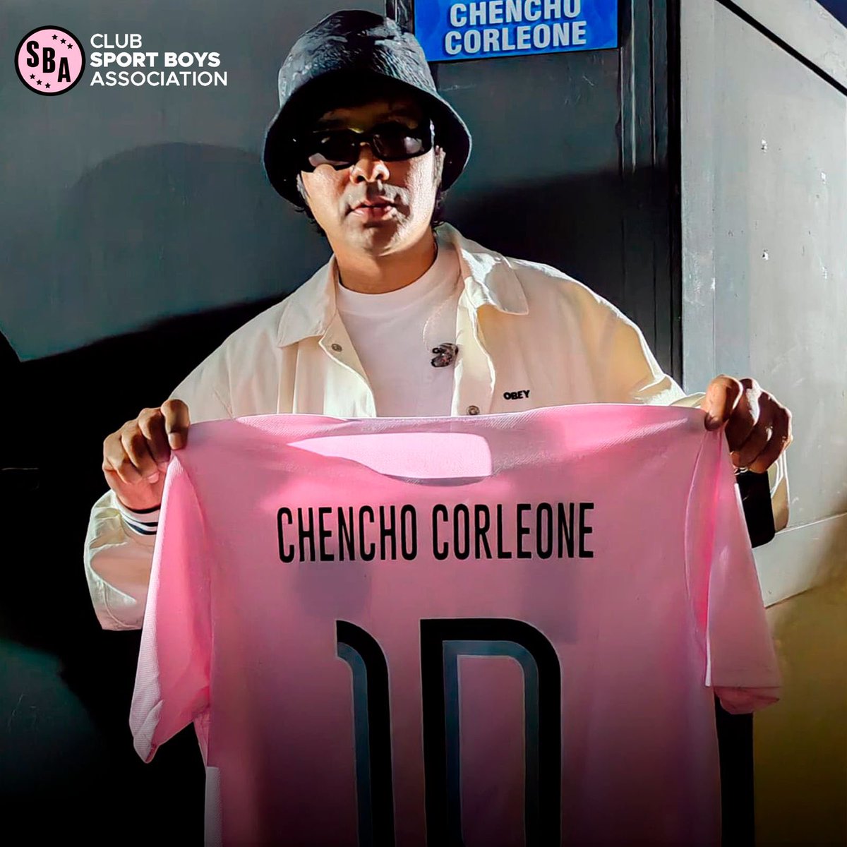 👀 Chencho Corleone es 
“fanático de lo sensual” 🙈👚🎶

🤫 No “es un secreto” que sea rosado 💗

🎤 El cantante puertorriqueño posó 
con nuestra amada camiseta 👚🤩

#VamosBoysTodaLaVida
#ChenchoCorleone