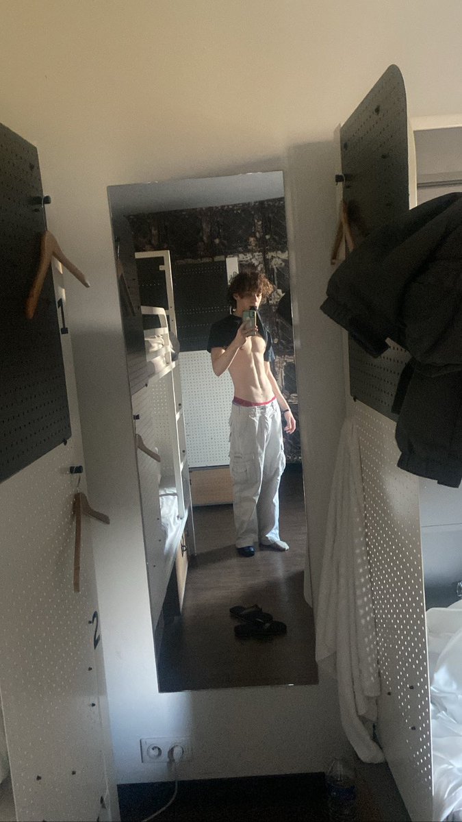 zainedout's tweet photo. Tb to me in Paris. Fund my next European adventure or whatever https://t.co/AkIWwsmybU