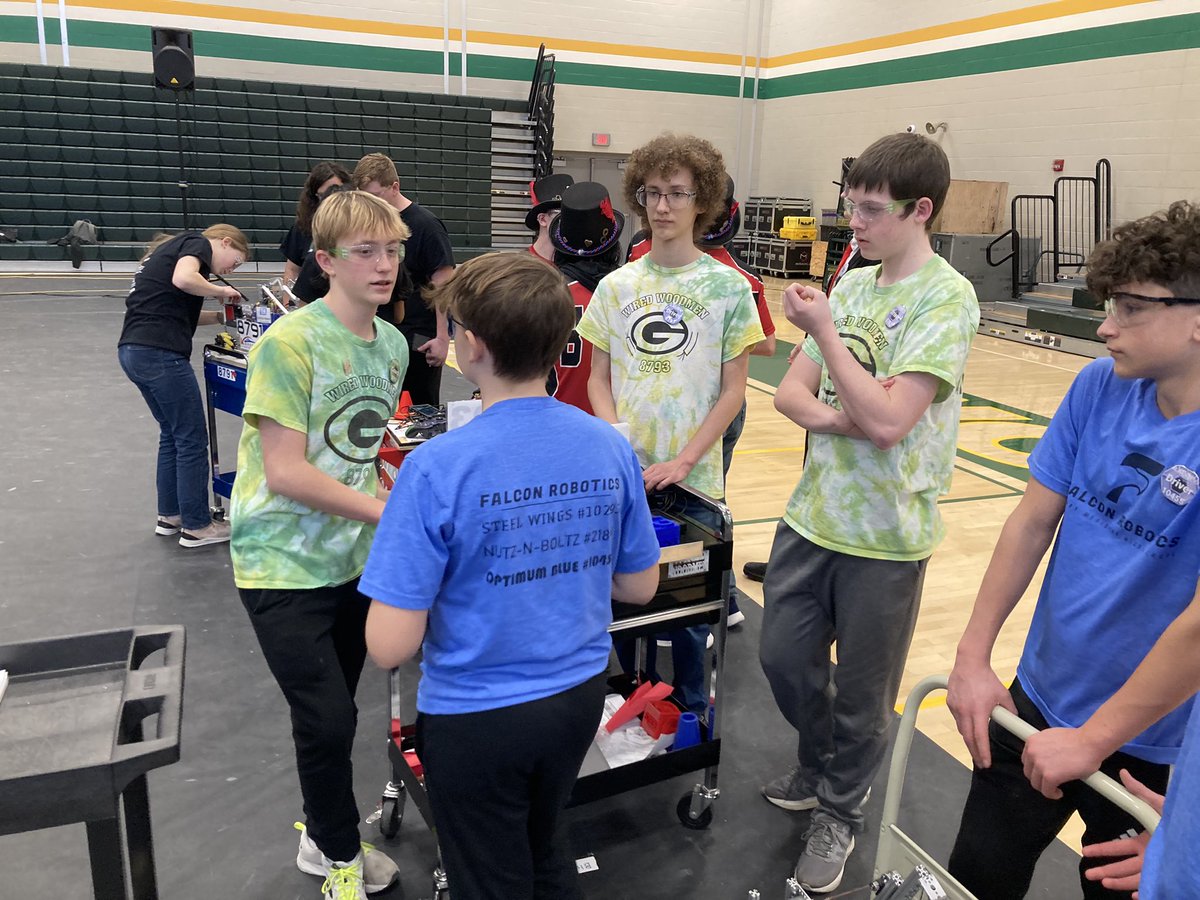 greenwoodrobots's tweet photo. Our teams face each other. High school team wins a close one. https://t.co/G56hjtYnRK
