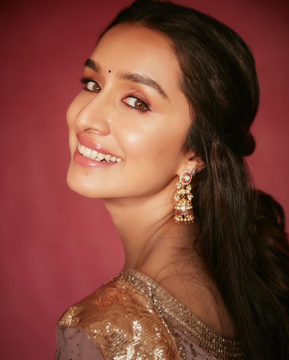 Shraddha Kapoor embodies the perfect desi girl look.🤩

#ShraddhaKapoor #Traditionalwear #BollywoodFashion #filmyglamour