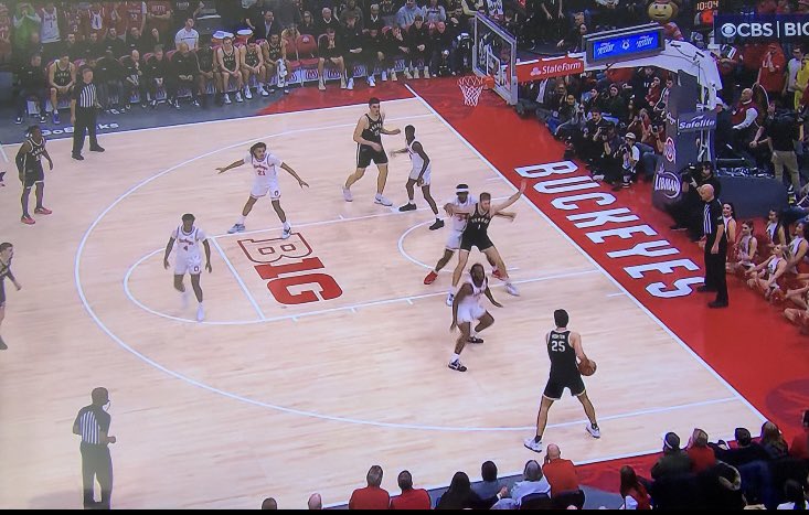StockTalks21's tweet photo. Purdue’s Ethan Morton continues to crush there offense. This is the exact look you see nearly every possession he is in. Defender not even guarding him. The game becomes 5 guarding 4 on that end. https://t.co/tgmwqRyGAl